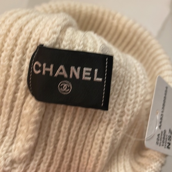 CHANEL BEANIE - Picture 3 of 6